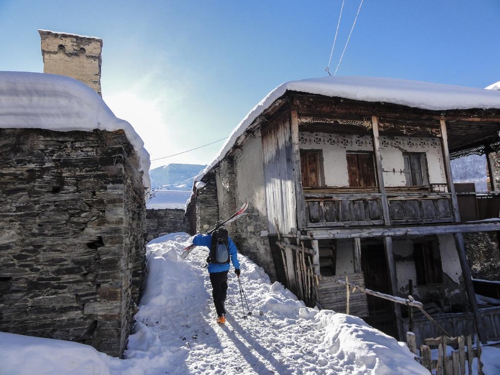 Teo Guesthouse And Camping In Местия Екстериор снимка